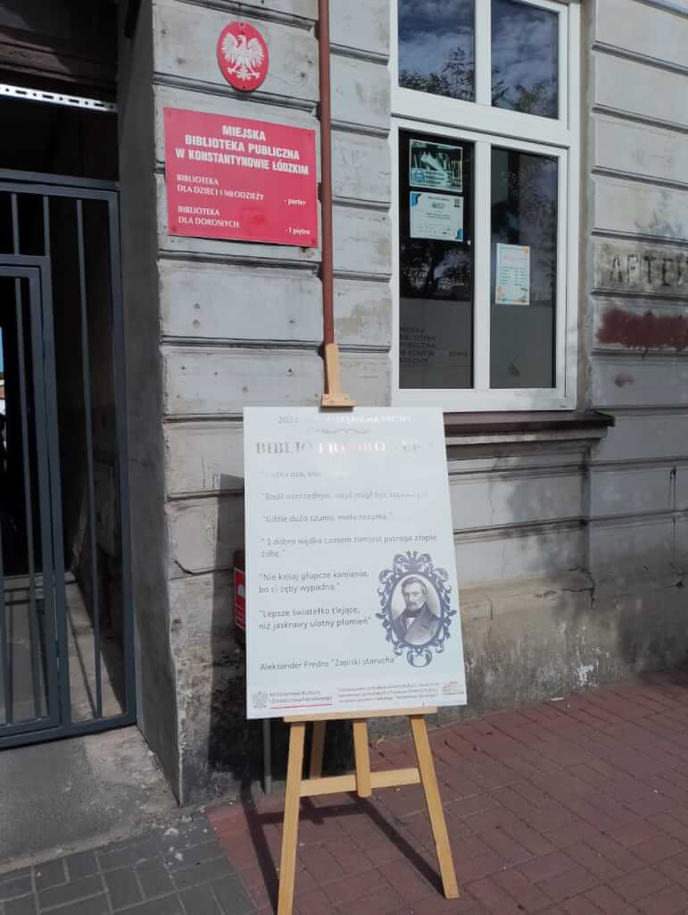 Tablica z cytatami Fredry przed budynkiem Miejskiej Biblioteki Publicznej w Konstantynowie Łódzkim